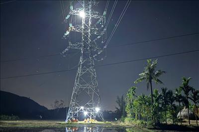Truyền tải điện Quảng Ngãi: “Xuyên đêm” sửa chữa đường dây 220kV Quảng Ngãi – Phù Mỹ