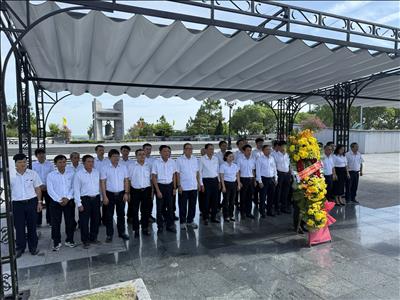 Công ty Truyền tải điện 2 dâng hương tri ân anh hùng liệt sỹ tại tỉnh Quảng Trị