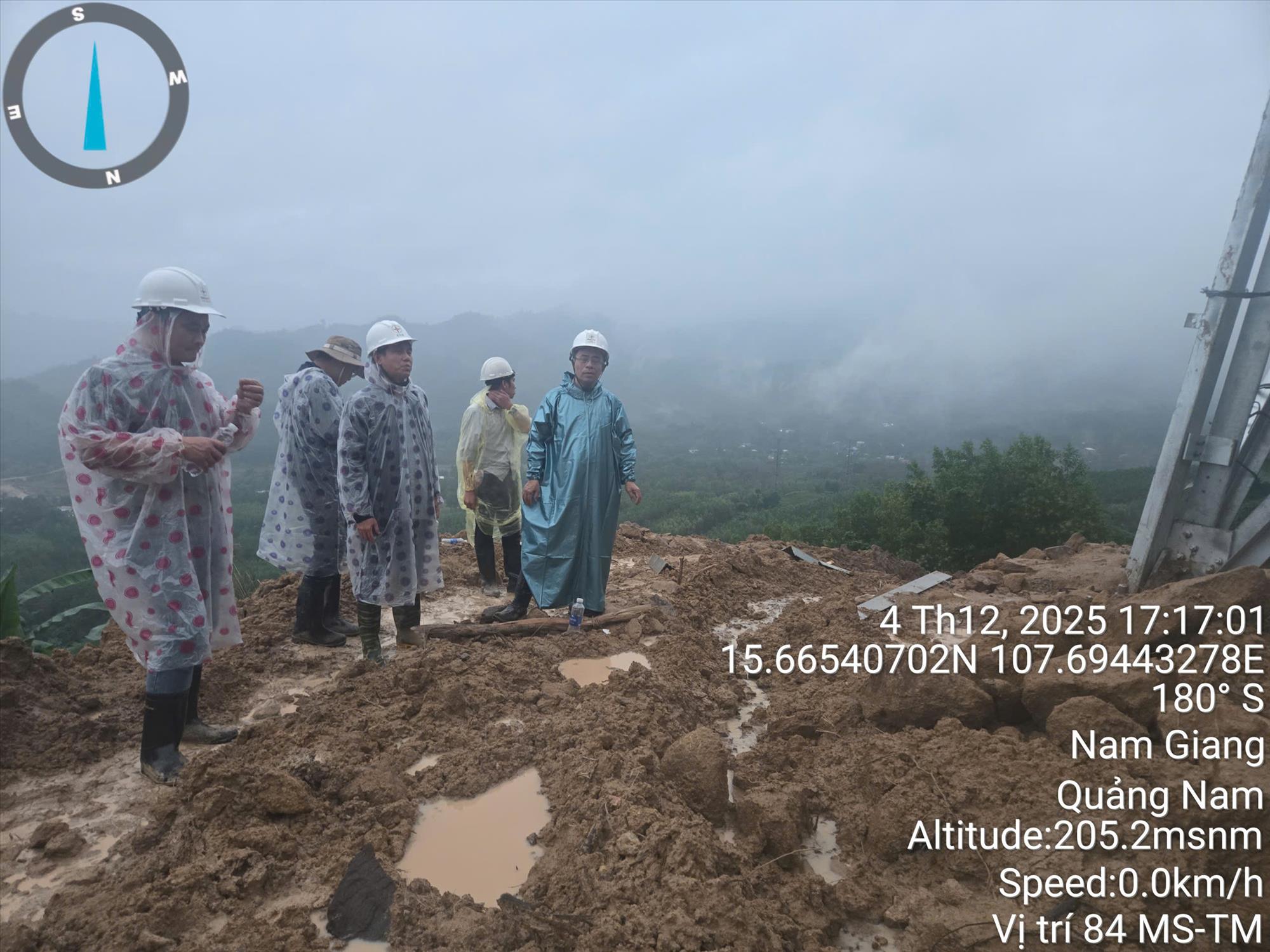 Thành viên HĐTV EVNNPT - Võ Hoài Nam kiểm tra tình hình sạt trượt các tuyến đường dây do thiên tai gây ra tại PTC2