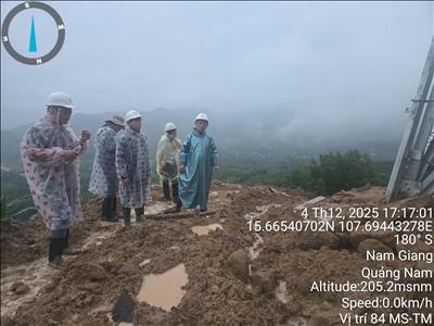 Thành viên HĐTV EVNNPT - Võ Hoài Nam kiểm tra tình hình sạt trượt các tuyến đường dây do thiên tai gây ra tại PTC2