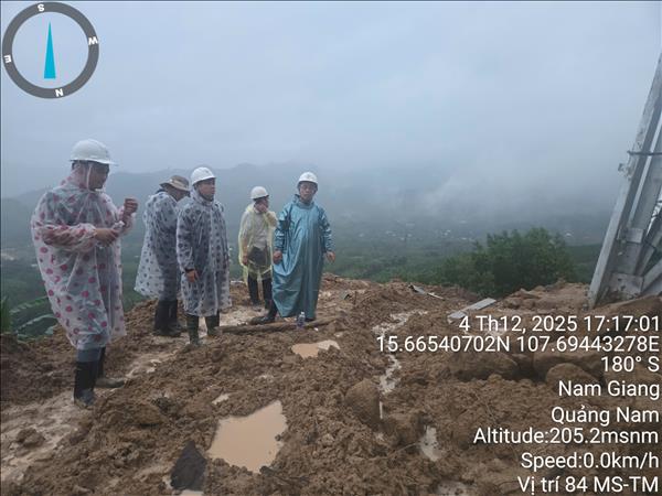 Thành viên HĐTV EVNNPT - Võ Hoài Nam kiểm tra tình hình sạt trượt các tuyến đường dây do thiên tai gây ra tại PTC2