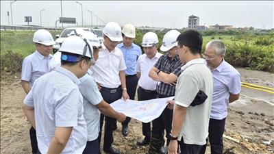 Phó Tổng Giám đốc EVNNPT Nguyễn Ngọc Tân chỉ đạo tháo gỡ điểm nghẽn tại 2 dự án trọng điểm ở Quảng Ninh