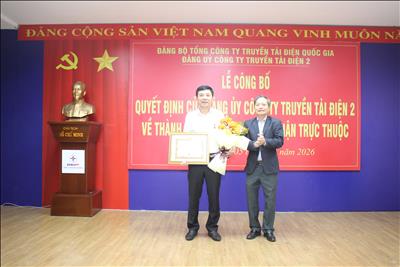 Đảng ủy Công ty Truyền tải điện 2: Tổ chức trao tặng Huy hiệu 30 năm tuổi Đảng