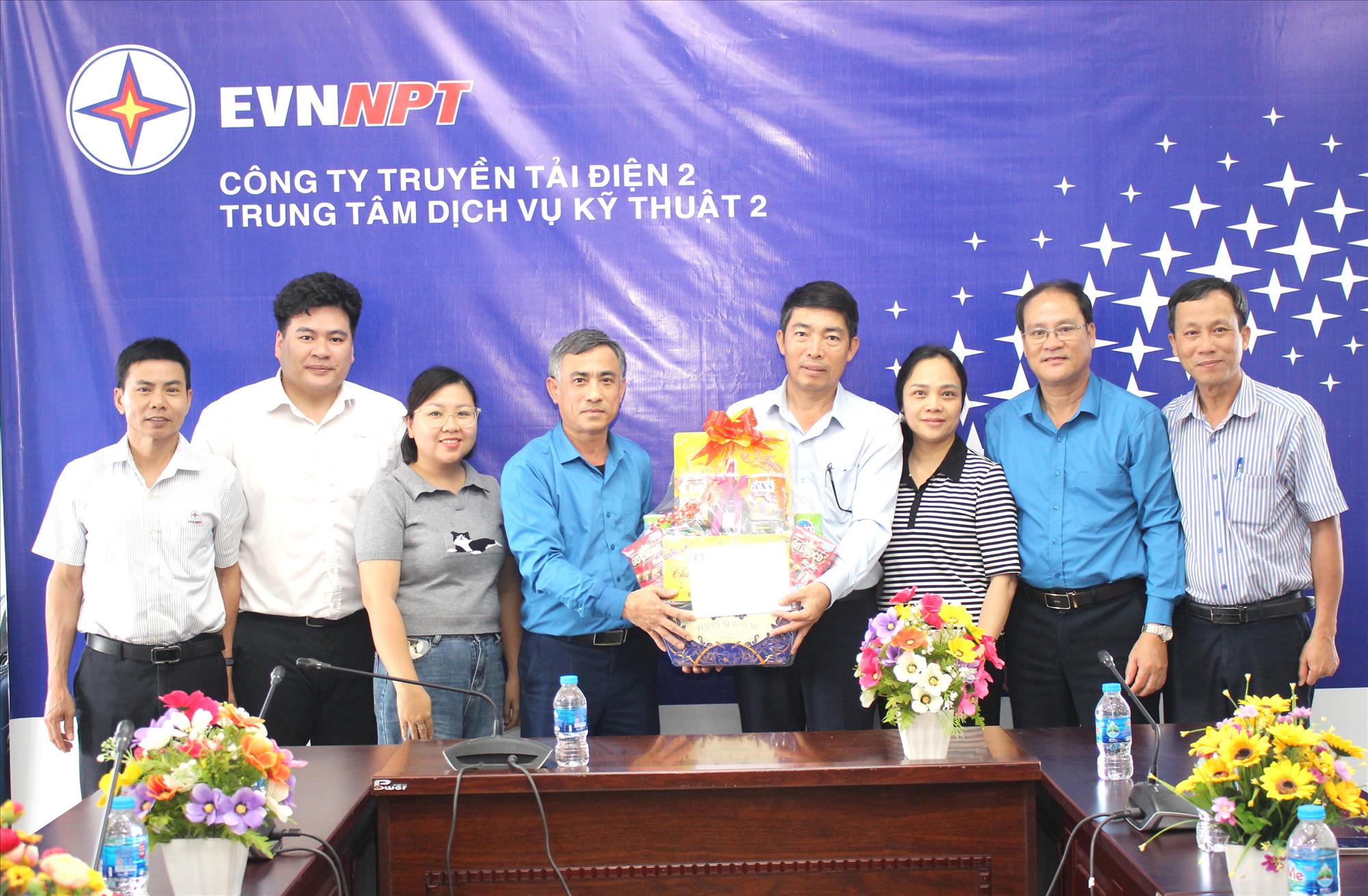 Công đoàn EVNNPT thăm hỏi, tặng quà tết Nguyên đán Bính Ngọ đến người lao động PTC2