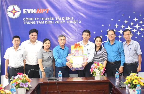Công đoàn EVNNPT thăm hỏi, tặng quà tết Nguyên đán Bính Ngọ đến người lao động PTC2
