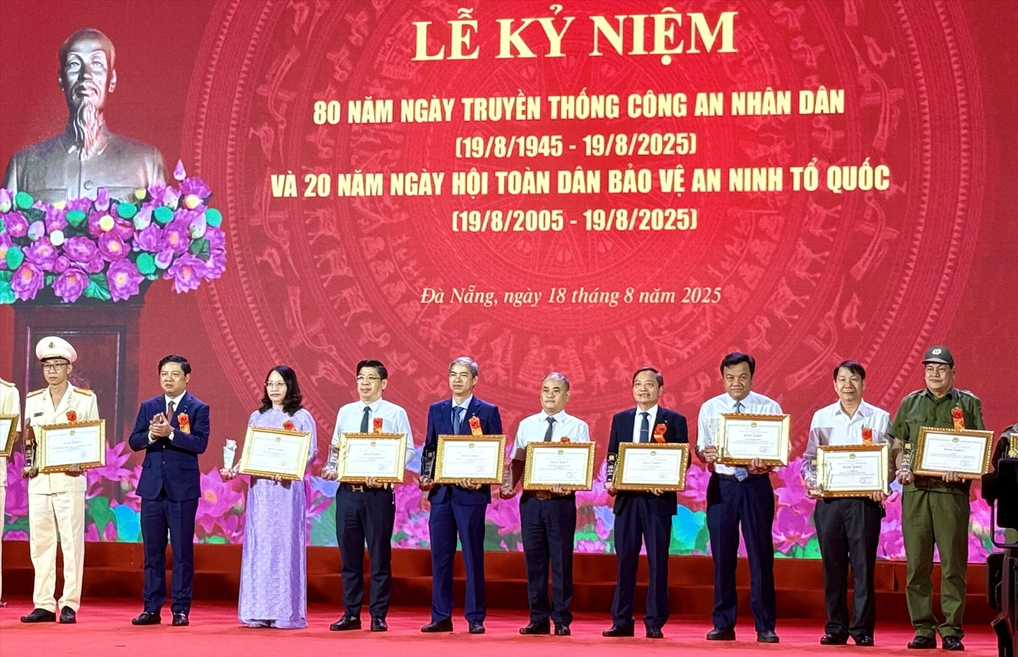 Công ty Truyền tải điện 2 nhận Bằng khen trong phong trào “Vì an ninh Tổ quốc” và phong trào “Toàn dân bảo vệ an ninh Tổ quốc” 