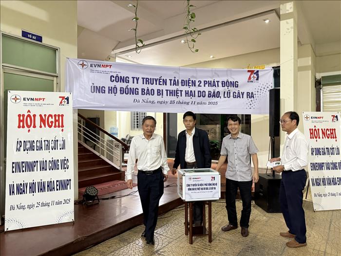 Công ty Truyền tải điện 2 quyên góp ủng hộ đồng bào bị bão lụt năm 2025.