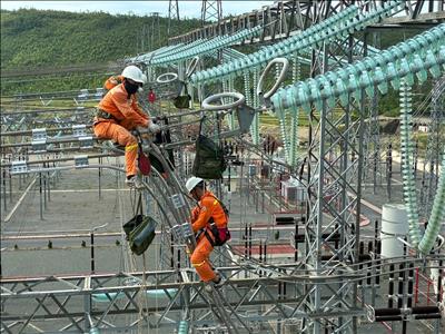 Công ty Truyền tải điện 2: Giữ vững dòng điện an toàn trong mùa nắng nóng