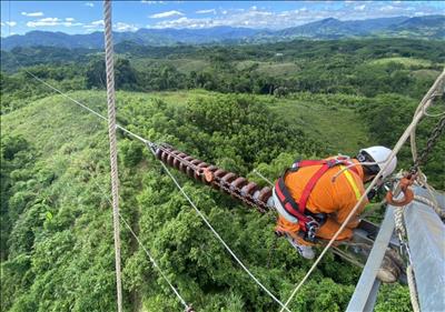 Đội Truyền tải điện Chà Vàl bảo dưỡng các đường dây 220kV trọng điểm