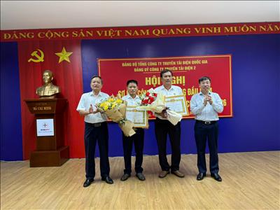 Trao tặng Huy hiệu 30 năm tuổi Đảng cho 2 đảng viên thuộc Đảng bộ PTC2