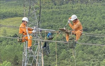 Truyền tải điện Quảng Trị sửa chữa đường dây 500kV đảm bảo cung cấp điện trong dịp tết Nguyên đán và mùa khô 2024.