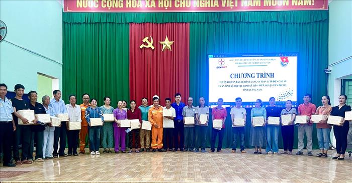 Truyền tải điện Quảng Nam thực hiện tuyên truyền bảo vệ hành lang an toàn lưới điện kết hợp an sinh xã hội