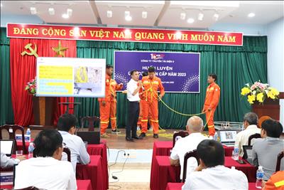 Công ty Truyền tải điện 3 huấn luyện ứng cứu khẩn cấp, phòng tránh tai nạn và cứu nạn khi làm việc trên cao