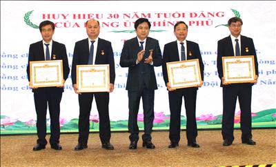 Đảng ủy Công ty Truyền tải điện 2 trao tặng Huy hiệu 30 năm tuổi Đảng