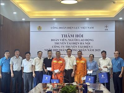 Công đoàn Điện lực Việt Nam thăm hỏi đoàn viên, người lao động Truyền tải điện Hà Nội nhân dịp Tháng Công nhân năm 2025