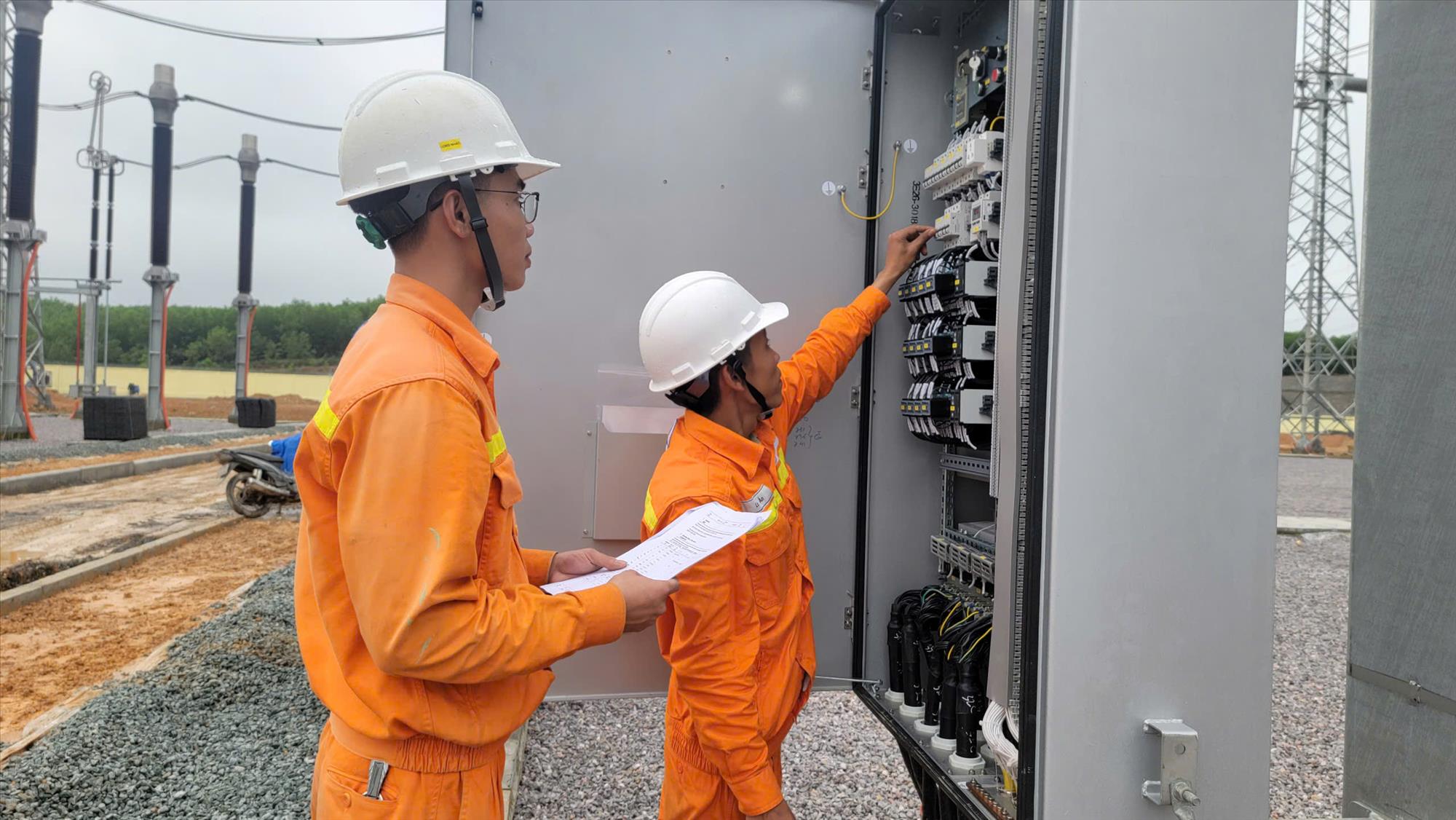 Công ty Truyền tải điện 2 phối hợp nghiệm thu, chuẩn bị vận hành Trạm biến áp 500kV Quảng Trị 