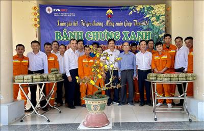 Chương trình “Bánh chưng xanh trên các cung đường truyền tải điện”: Dành tặng 400 cặp bánh chưng cho các gia đình dọc tuyến đường dây truyền tải tại Kon Tum