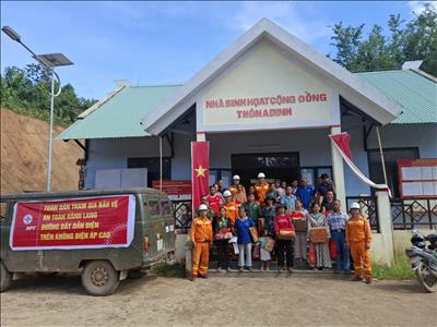 Tổ Quản lý vận hành đường dây Chà Vàl tăng cường tuyên truyền, chung tay bảo vệ hành lang an toàn lưới điện truyền tải 