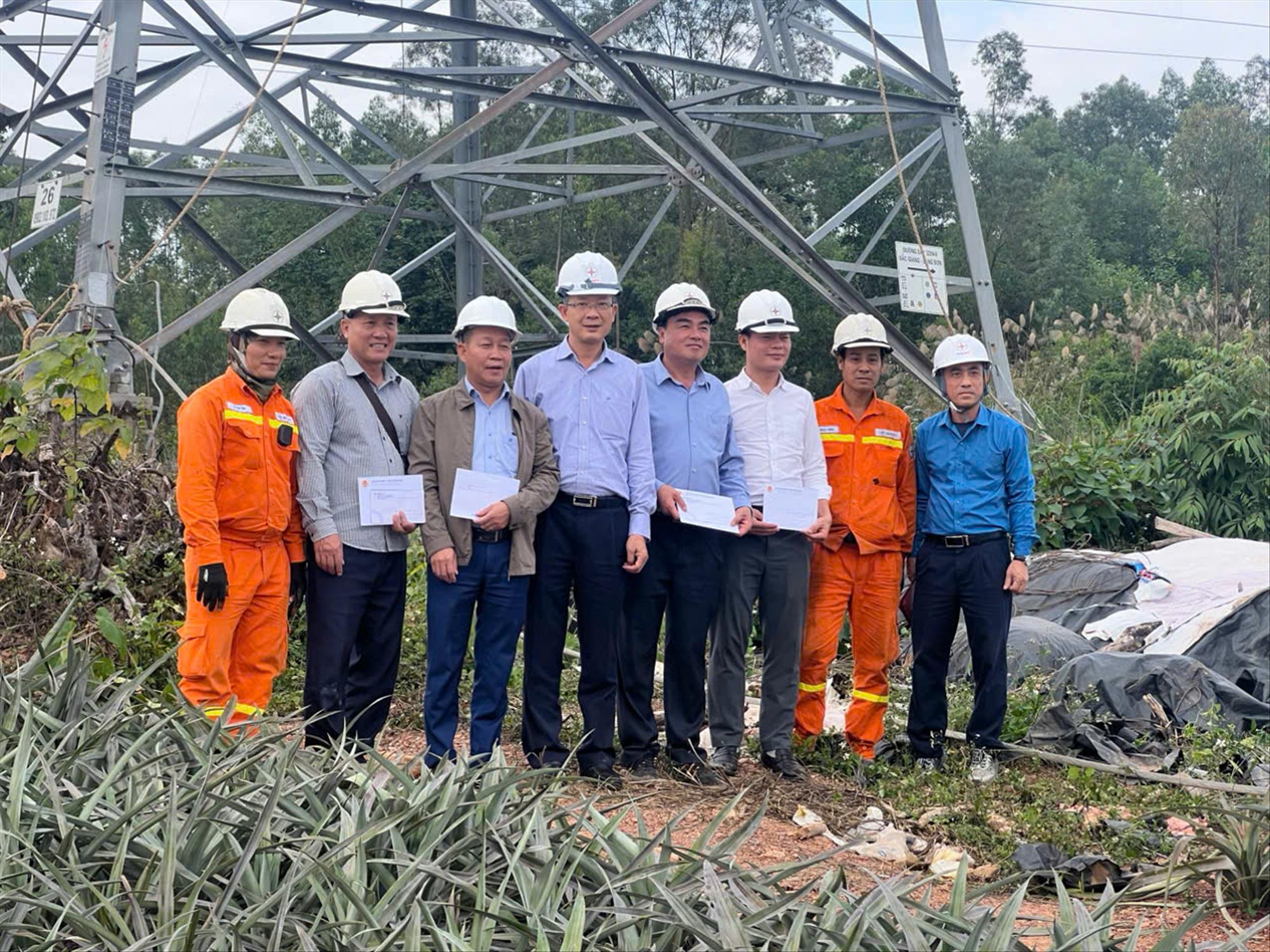 Động viên các đơn vị thi công trên công trường Dự án treo dây mạch 2 đường dây 220kV Bắc Giang - Lạng Sơn