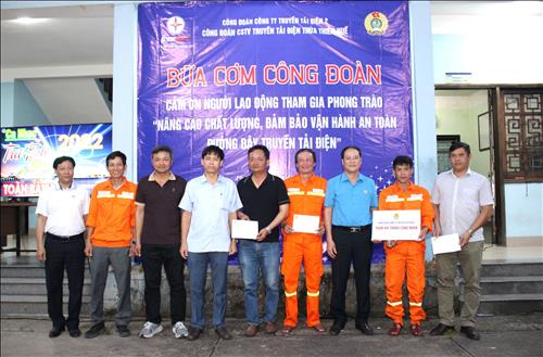 Công đoàn Truyền tải điện Thừa Thiên Huế tổ chức bữa cơm công đoàn
