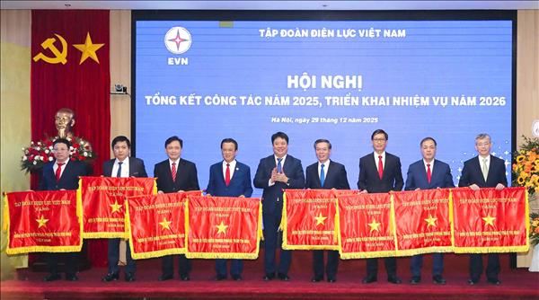 EVNNPT nhận Cờ đơn vị tiêu biểu của Tập đoàn Điện lực Việt Nam