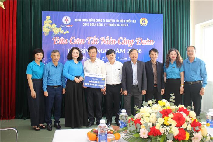 Công đoàn Điện lực Việt Nam thăm hỏi, tặng quà Tết Nguyên đán Bính Ngọ cho người lao động tại Công Truyền tải điện 2