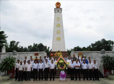 Trung tâm dịch vụ kỹ thuật 2 dâng hương tại Đền tưởng niệm các Anh hùng - Liệt sỹ Tp. Đà Nẵng
