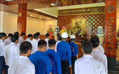 Chi bộ Truyền tải điện Bình Thuận kỷ niệm 133 năm ngày sinh Chủ tịch Hồ Chí Minh