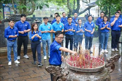 Đoàn Thanh niên Tổng công ty Truyền tải điện Quốc gia tổ chức chương trình Về nguồn và thực hiện công tác an sinh xã hội tại Phú Thọ