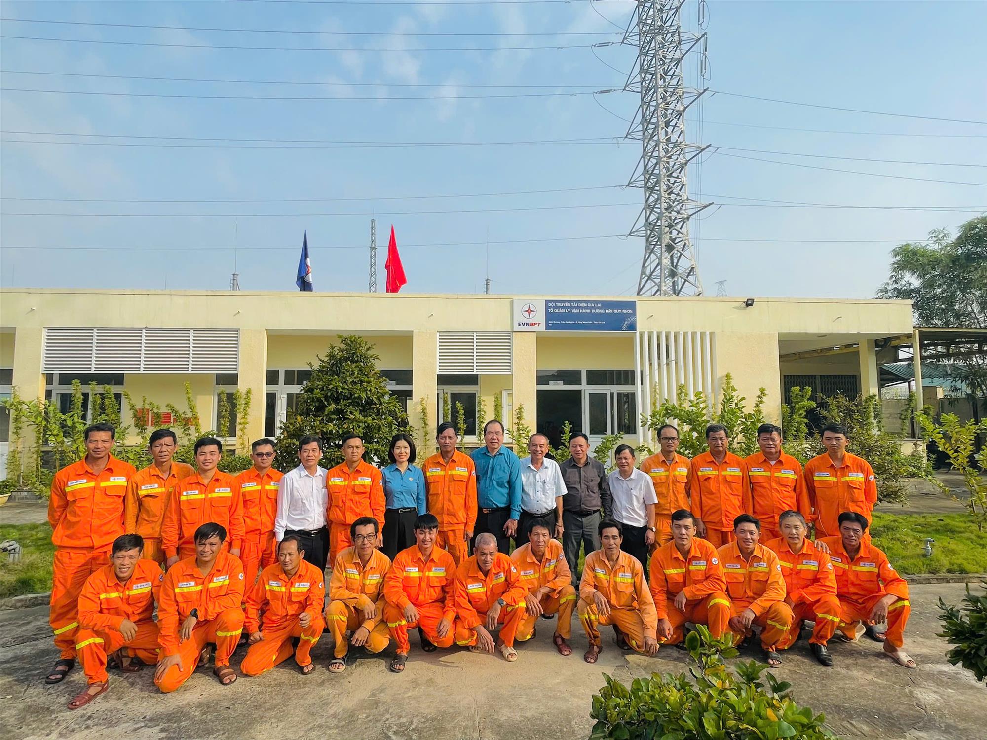 Chủ tịch Công đoàn Điện lực Việt Nam thăm hỏi, động viên người lao động Đội Truyền tải điện Gia Lai sau bão số 13 (KALMAEGI)