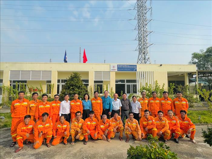 Chủ tịch Công đoàn Điện lực Việt Nam thăm hỏi, động viên người lao động Đội Truyền tải điện Gia Lai sau bão số 13 (KALMAEGI)