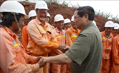 8 tập thể, 6 cá nhân thuộc EVN, EVNNPT được Thủ tướng Chính phủ tặng Bằng khen vì có thành tích xuất sắc trong xây dựng Đường dây 500kV mạch 3