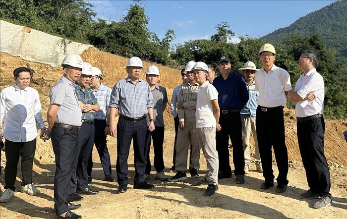 Tập trung nguồn lực, tăng tốc thi công các dự án truyền tải điện tại Điện Biên