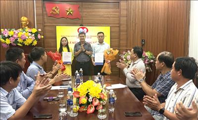 Đảng ủy CPMB kết nạp đảng viên ngay trên công trường Dự án đường dây 220kV Krông Buk – Nha Trang mạch 2