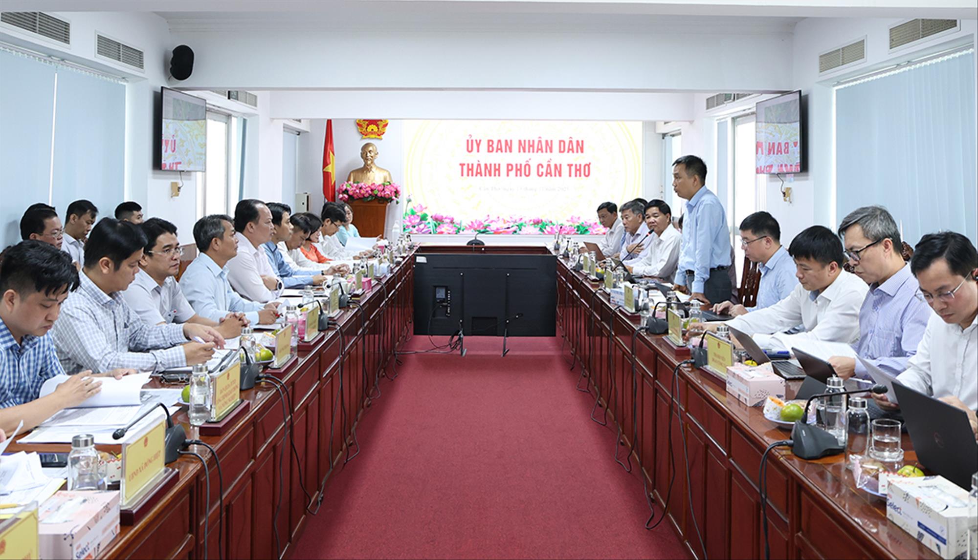 EVNNPT và UBND TP. Cần Thơ thống nhất phối hợp di dời đường dây truyền tải điện giao chéo với đường cao tốc