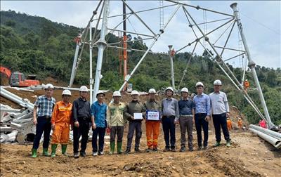 Lãnh đạo EVNNPT kiểm tra công trường và động viên người lao động thi công Dự án đường dây 500kV Lào Cai – Vĩnh Yên