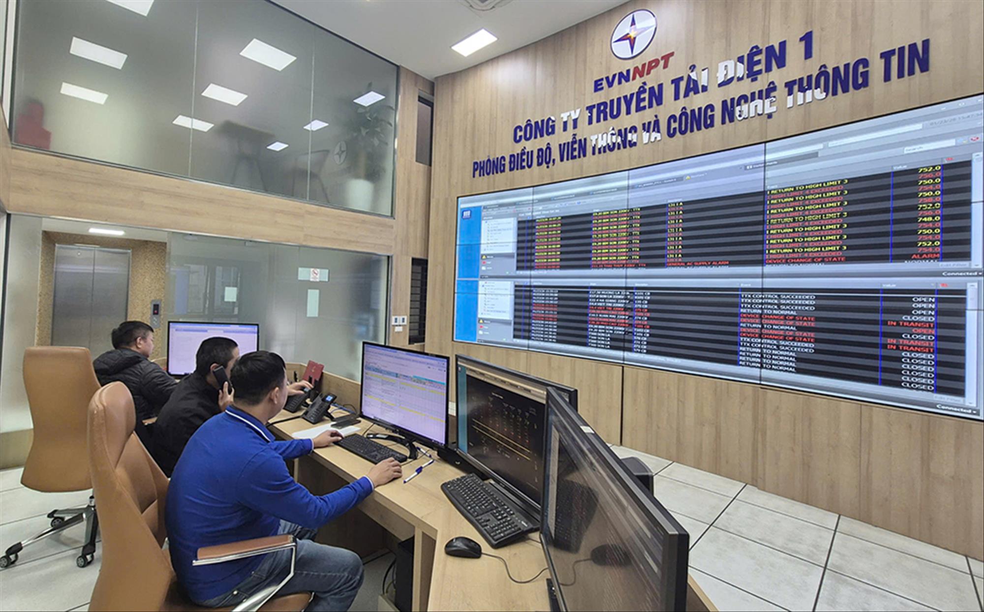 Những “người lính truyền tải” thầm lặng giữ dòng điện góp phần vào thành công Đại hội Đảng lần thứ XIV