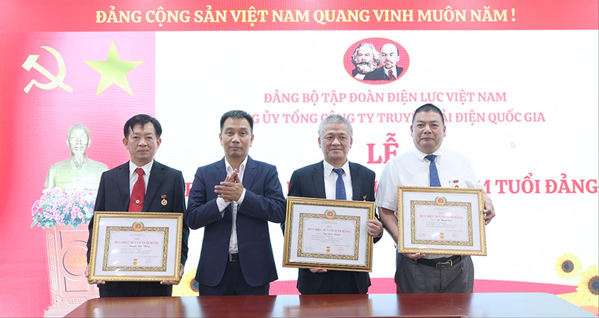 Trao Huy hiệu 40 năm và 30 năm tuổi Đảng cho 3 đảng viên thuộc Đảng ủy Tổng công ty Truyền tải điện Quốc gia