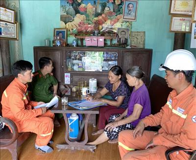 Quảng Ninh: Công an đồng hành cùng truyền tải điện tuyên truyền bảo vệ hành lang lưới điện mùa nắng nóng
