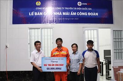 Bàn giao nhà mái ấm công đoàn cho gia đình khó khăn tại Truyền tải điện miền Tây 1