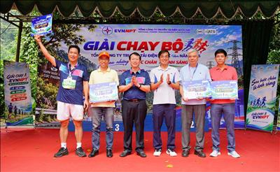 Gần 400 vận động viên EVNNPT tham gia giải chạy bộ “Sau những bước chân là ánh sáng” tại rừng Cúc Phương