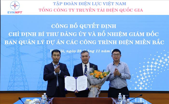 Trao Quyết định bổ nhiệm Giám đốc Ban Quản lý dự án các công trình điện miền Bắc