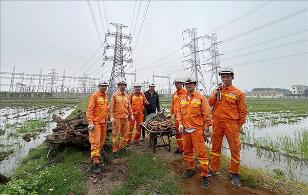 Hà Nội yêu cầu các sở, ngành, địa phương phối hợp chặt chẽ với EVNNPT để đẩy nhanh tiến độ các dự án truyền tải