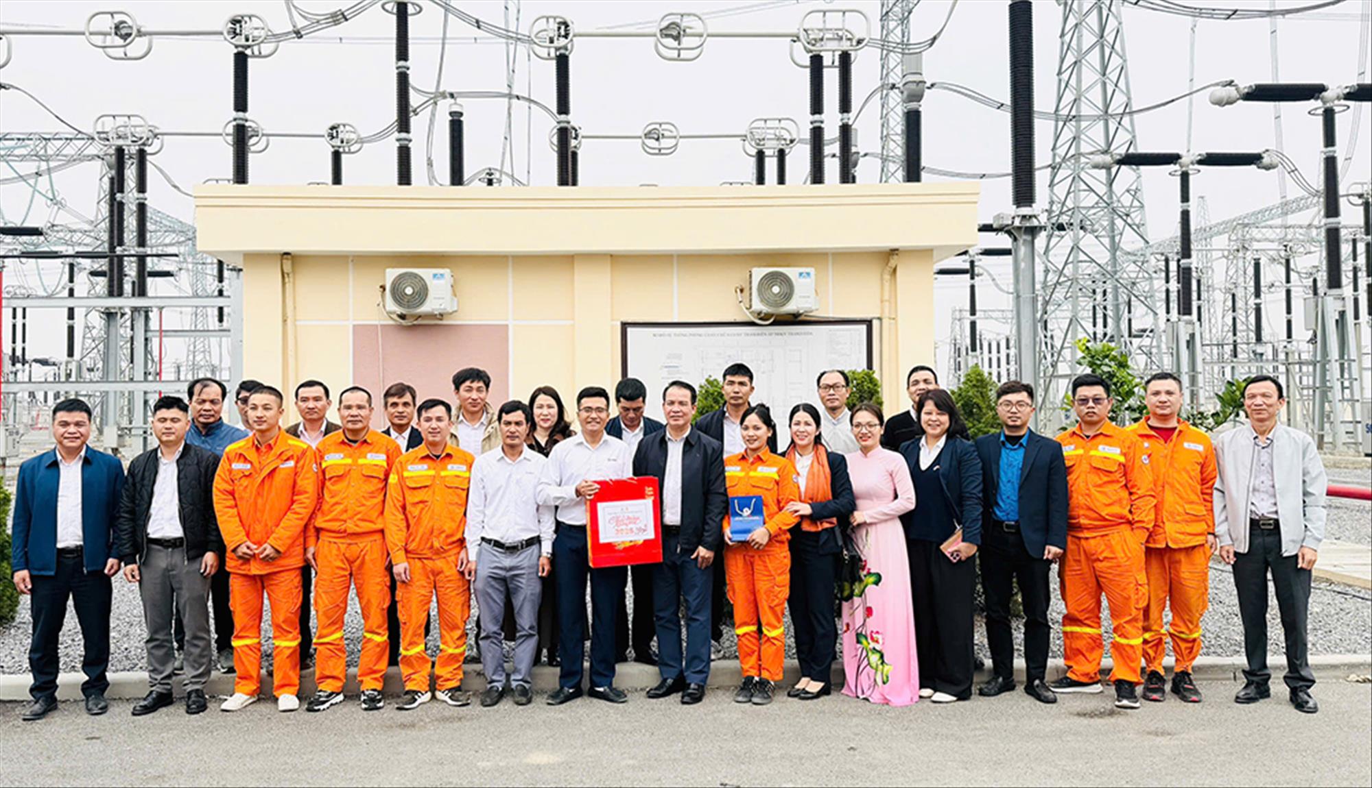 Công đoàn EVNNPT thăm hỏi người lao động Công ty Truyền tải điện 1 nhân dịp Tết Nguyên đán 2026