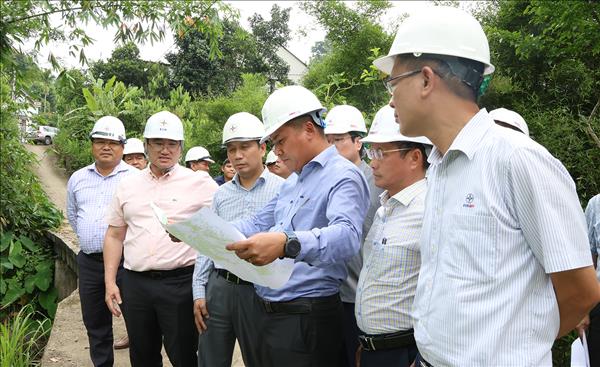 Dồn lực đưa Dự án đường dây 220kV đấu nối Nghĩa Lộ - Việt Trì về đích 