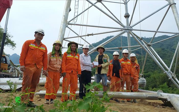 Thành viên HĐTV EVNNPT - Võ Hoài Nam kiểm tra công trường và động viên người lao động thi công Dự án đường dây 500kV Lào Cai – Vĩnh Yên