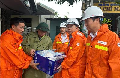 Tổng giám đốc và Chủ tịch Công đoàn EVNNPT thăm hỏi, động viên các đơn vị bị ảnh hưởng thiên tai tại tỉnh Khánh Hòa