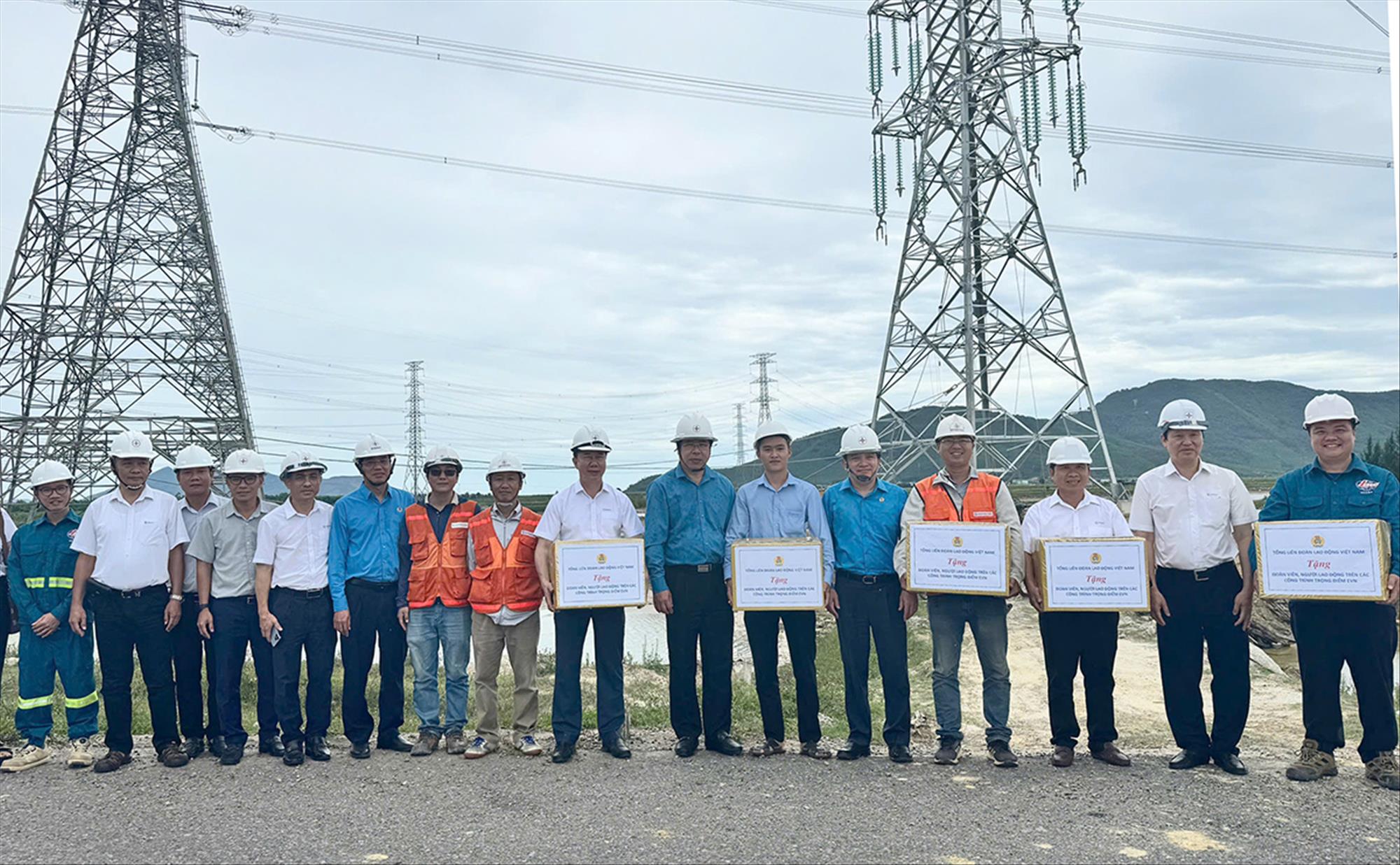 Tiếp sức công trình trọng điểm: Tổng LĐLĐ Việt Nam đồng hành cùng người lao động tại Dự án TBA 220kV Vũng Áng và đấu nối