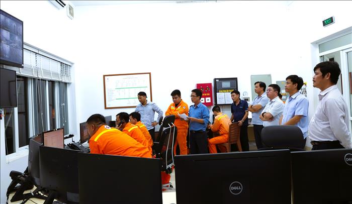 Lãnh đạo EVNNPT cùng nhiều cán bộ công nhân viên EVNNPT trắng đêm trực ứng phó với bão số 10 (BUALOI)