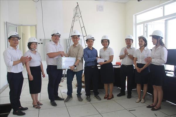 Công đoàn NPTS thăm hỏi, tặng quà CBCNV trên công trường Dự án Trạm biến áp 500kV Vĩnh Yên
